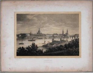 Stadtansicht von Dresden vom Neustädter Ufer an der Bärbastion (Beyerwall, Bairbastion) über die Elbe mit Bädern und Schiffen nach Südwesten, Altstadt mit Brühlscher Terrasse, Belvedere, Kirchen, Augustusbrücke und erster Semperoper