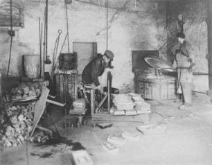 Gießen des gewonnenen Silbers in Tiegel : Technikgeschichte | Technik und Wirtschaft | Gewinnung von Silber, Nickel, Blei und Zinn aus Kupfererzen | Gewinnung von Silber