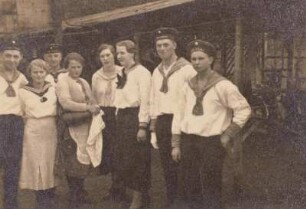 Elbschiffer, Schifferfest in Rathen, Schiffer und Schiffermädchen für den Festzug gekleidet