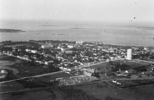Luftbildaufnahme einer Stadt : Stadt an der Küste Norwegens.