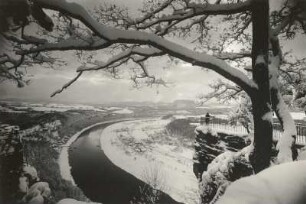 Sächsische Schweiz. Blick von der Bastei zum Großen Winterberg und Lilienstein elbaufwärts