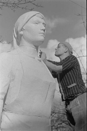 Der Bildhauer Walter Reinhold bei der Arbeit am Originalmodell der Trümmerfrau (Bronzeguß war für den Rathausplatz in Dresden bestimmt)