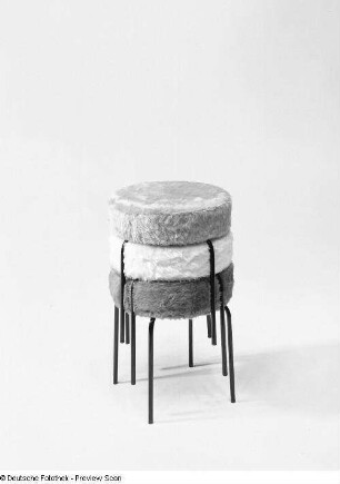 Hocker (Modell BE 22) : Drei gestapelte Hocker (1976; VEB Vereinigte Sitzmöbelindustrie Neuhausen)