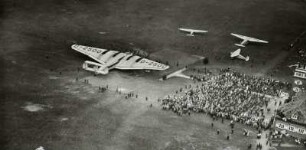 Flugplatz Dresden-Heller, Verkehrsflugzeug Junkers G-38 und weitere Flugzeuge mit Besuchern vor dem Abfertigungsgebäude, Luftbild-Schrägaufnahme
