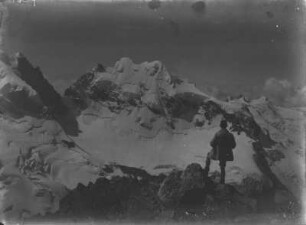 Gipfel des Piz Roseg : Piz Roseg vom Gipfel des Piz Morteratsch aus gesehen, mit Wanderer im Vordergrund