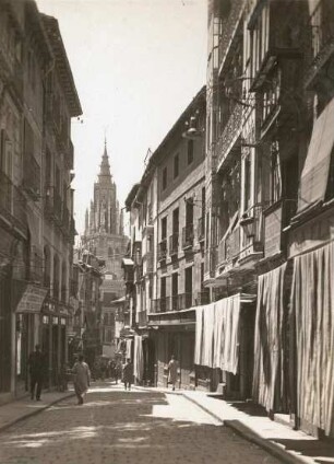 Spanien. Toldeo. Blick durch die Calle del Comercio auf die Kathedrale