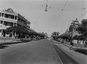 Straßenszene : Blick entlang einer Hauptstraße