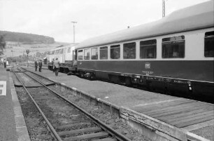 Hersfeld: Gruppen am Wagen