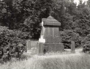 Denkmal für die Toten des 1. und 2. Weltkrieges aus Italien, Frankreich und Belgien : Denkmal für die Toten des 1. und 2. Weltkrieges aus Italien, Frankreich und Belgien. Marmor, Sandstein (nach 1918 und nach 1945). Königsbrück, Gefangenenfriedhof