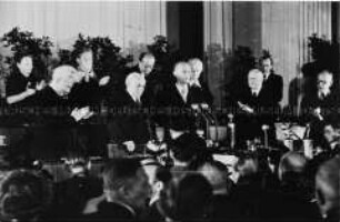 Wilhelm Pieck wird zum Präsidenten der DDR gewählt