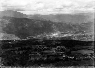 Mizque-Tal : Blick in das Tal bei Chapapa. Im Hintergrund sind kahle Gebirgszüge zu sehen.