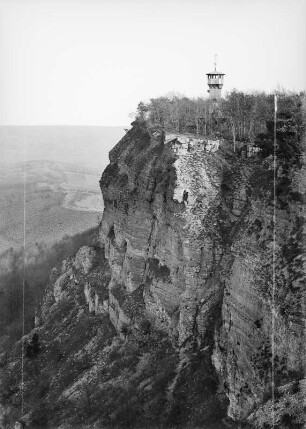 Heldrastein mit Aussichtsturm südwestlich von Treffurt. Absturz, Muschelkalkbänke zum Werratal
