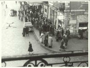 Ecke Hamburger Berg / Reeperbahn : Menschenmenge beim Schlange stehen Ecke Hamburger Berg und Reeperbahn
