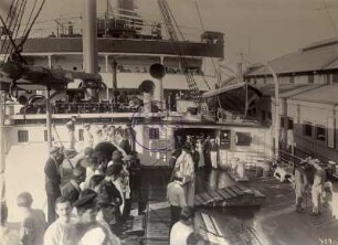 Honolulu, USA. Szene an Deck der Passagierdampfers Cleveland bei der Abfahrt