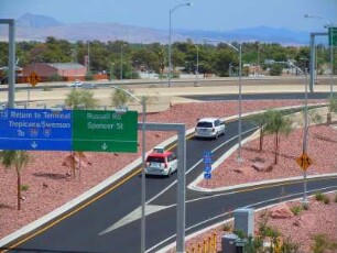 Zufahrtstraßen zum Terminal 3 des McCarran Airport : Zufahrtstraße zum Terminal. Aufgenommen am 21. August 2012 am neuen Terminal 3 des Internationalen McCarran Airport von Las Vegas