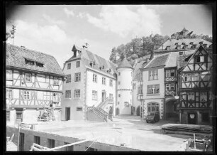 Haus der vier Gekrönten, Grafschaftsmuseum bzw. ehemaliges Rathaus mit Treppe,Turm und Vorplatz und Schuhwaren Karl Dreßler (im Vordergrund Baustelle LZB Gebäude)