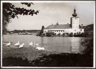 Blick über den Traunsee auf Schloss Ort in Gmunden