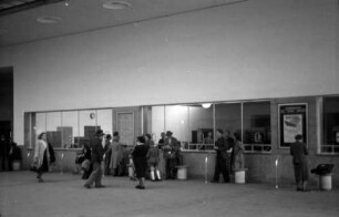 München: Starnberger Bahnhof, Schalterhalle, Reihe der Schalter