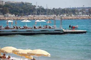 Cannes - Privatstrand : Ins Meer hineingebauter Privatstrand des Luxushotels Martinez in Cannes, aufgenommen 2006