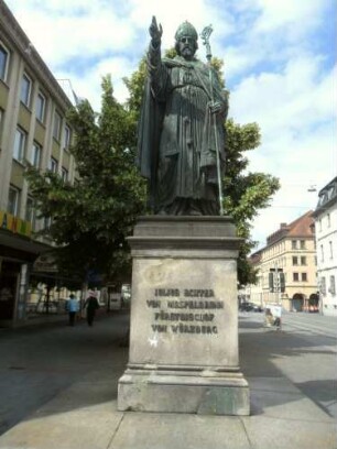 Stadtbild-Juliuspromenade-Standbild von Fürstbischof Julius Echter (1573-1617)-überlebensgroße plastische Figur auf Sockel gegenüber dem Juliusspital