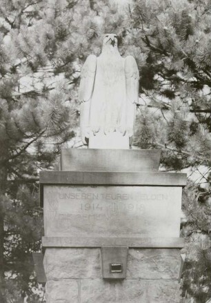 Denkmal für die Gefallenen des 1. Weltkrieges : Denkmal für die Gefallenen des 1. Weltkrieges. Sandstein (nach 1918). Adlerfigur. Leubnitz (Kreis Plauen), Schneckengrüner Straße