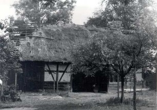 Wirtschaftsgebäude in Kolkwitz : Bauwesen - Wirtschaftsgebäude und Gehöfte. Ort: Gołkojce / Kolkwitz. Schulstraße Haus Nr. 3, Fachwerkscheune, teilweise gebohlt mit Strohdach.