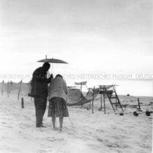 Urlauber im Regen am Strand von Zingst