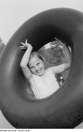 Mädchen beim Baden mit einem Gummireifen