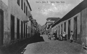 Rua Sao Joao in Mindelo : Ansichtskarte mit Blick auf die Straße Rua Sao Joao in Mindelo.