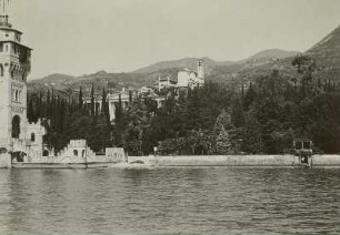 Gardone Riviera (Italien). Ortsteilansicht über den Gardasee. Die Villa links gehört D'Annunzio (Gardone liegt an der vielbesuchten Riviera Bresciana)