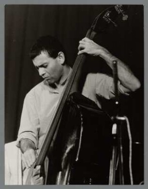 Robert Benkö : Portrait des Bassisten Robert Benkö in der Kongresshalle bei den 9. Leipziger Jazztagen 1984