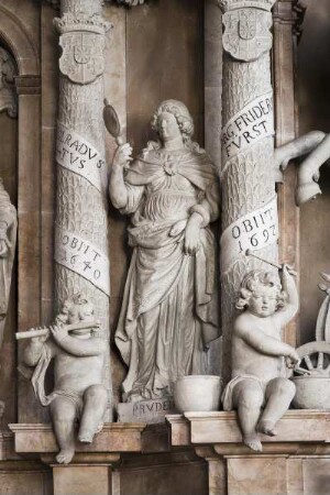 Grabmal für Fürst Georg Friedrich von Waldeck (1620-1692) — Zweites Geschoss mit Reiterfigur und Tugenden — Allegorien der Tugenden — Prudentia