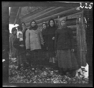 bei Dubischki (=Dubièiai (?), Litauen): 5 Frauen und 2 Kinder in Winterkleidung neben einem Holzhaus ("russische Bauersfrauen")