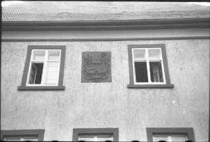 Hausfassade mit Wappen