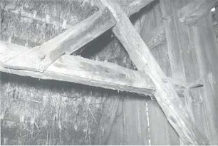 Fachwerk im Dach eines Hauses in Klein Partwitz : Bauwesen - Wohnung, Exterieur. Ort: Bjezdowy / Klein Partwitz. Gebohltes Haus. Umbindung der Schwerter am Giebel.