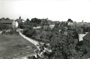 Groß-Dubrau (Bautzen). Ortskern mit Schule und Gemeindeamt