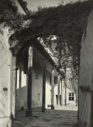 Rittergut, Laubengang im Hof