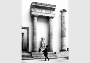 Besucher im Saal der hellenistischen Architektur im Pergamonmuseum