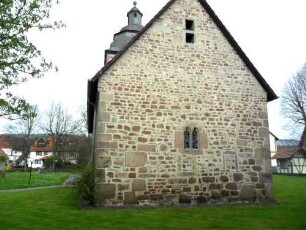 Langhaus von Osten mit gotischem Fenster im Erdgeschoß (Chorraum) sowie Fenster im Dachbereich (Speichergeschoß)
