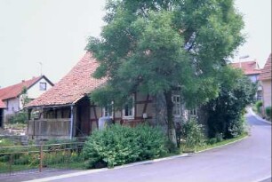 altes Wohnhaus mit überdachter Veranda