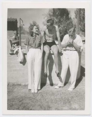 Marlene Dietrich, Fred Perry und Rudolf Sieber, am Tennisplatz (Los Angeles, Oktober 1934) (Archivtitel)