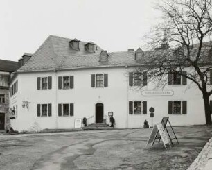 Schneeberg (Erzgebirge), Kirchgasse 2. Gehöft (Erzgebirgshaus) (um 1720). Wohnhaus (Erzgebirgische Volkskunststube)