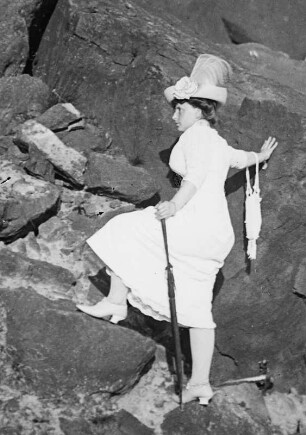 Sächsische Schweiz. Portrait von Anna (Ehefrau des Fotografen) am Felsen
