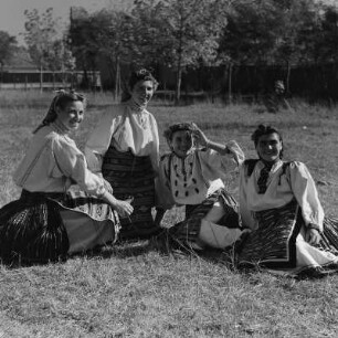 Tanzgruppe. Tänzerinnen einer Folkloregruppe in bulgarischer Tracht