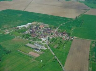 Hainichen-Stiebritz. Ortsteilansicht mit Dorfstraße. Luftbild-Schrägaufnahme von Südwest