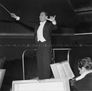 Herbert von Karajan, der neue Dirigent der Berliner Philharmoniker
