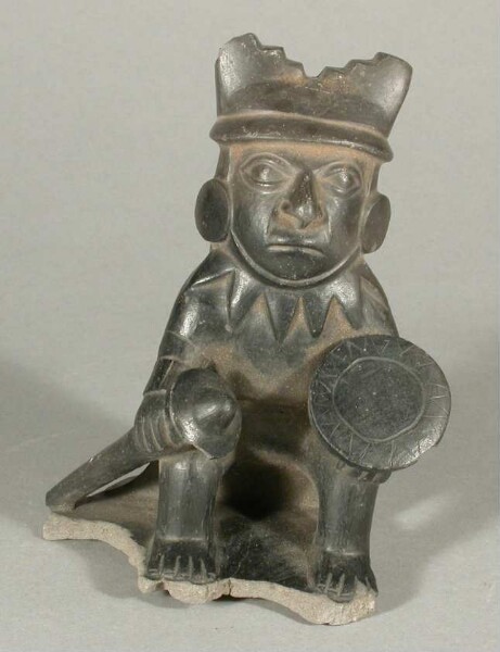 Sitzende anthropomorphe Figur