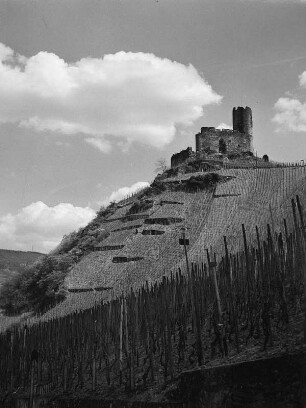 Wolkenbilder. Bernkastel-Kues. Ruine der Burg Landshut (um 1280-1320, Zerstörung 1693)