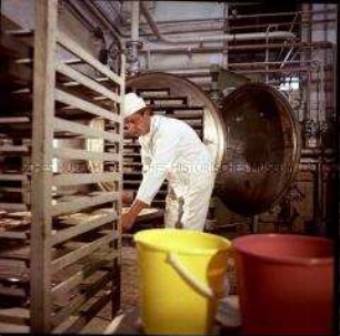 Produktion im VEB Nahrungsmittelwerke Suppina Auerbach