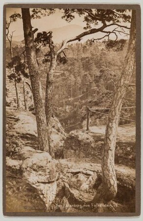Böhmische Schweiz. Dittersbacher Felsen (Jetrichovcká stena). Blick vom Falkenstein gegen den Kaltenberg (Studenec). Fotografie von Hermann Krone (Kabinett: Albuminpapier mit Negativbeschriftung und typografischer Blindprägung auf beidseitig mit braunem Papier kaschiertem Karton). 1885